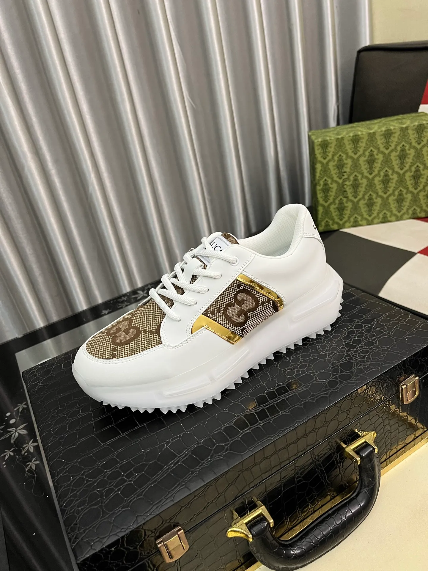 Men's Men's Shoes 💰458⌚️⌚️【GUCCI】Gucci men's latest white shoe series casual shoes! The official website is built 1:1. Upper: Made of imported cowhide, with electric embroidery ➕Inner lining: Made of high-quality first-layer pigskin, soft and comfortable. Picky material selection and exquisite workmanship give you the best enjoyment. Size: 38-44 yards, 4️⃣ colors available.